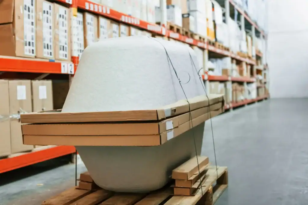 Évier en carton alvéolaire emballé sur palette dans entrepôt